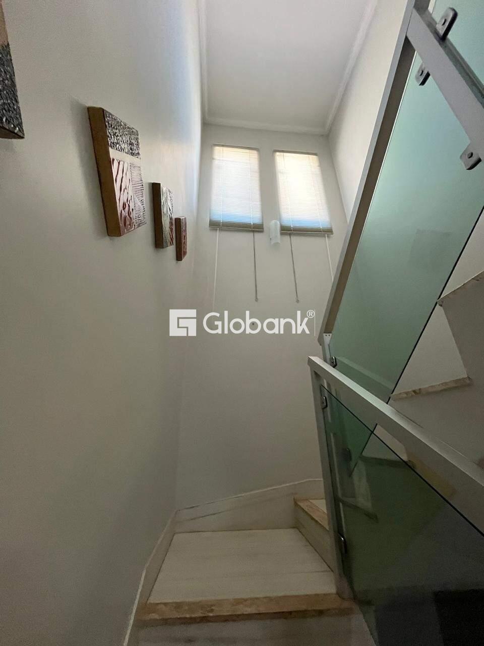 Casa 4 quartos à venda Morada do Parque 115m² Montes Claros MG: ESCADAS BLINDEX