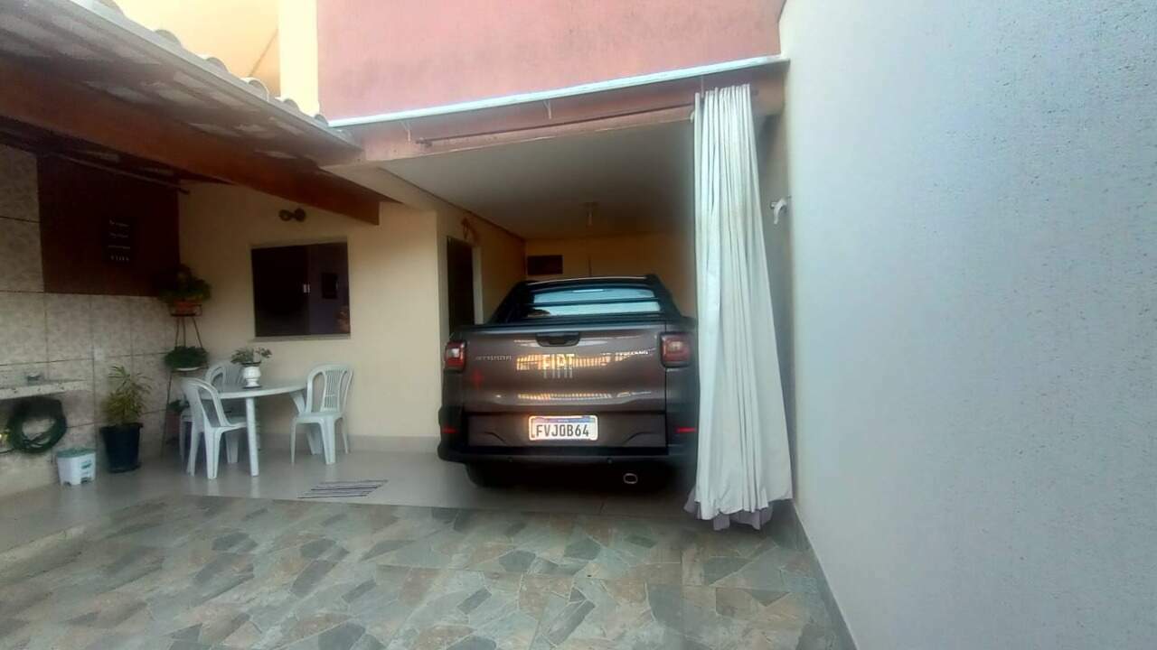 Sobrado 3 quartos à venda Morrinhos 110m² Montes Claros MG: rea externa com garagem