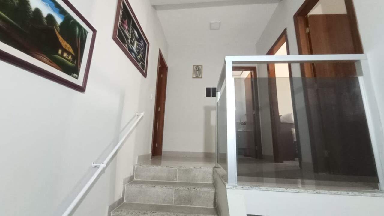 Sobrado 3 quartos à venda Morrinhos 110m² Montes Claros MG: Escada acesso a parte superior