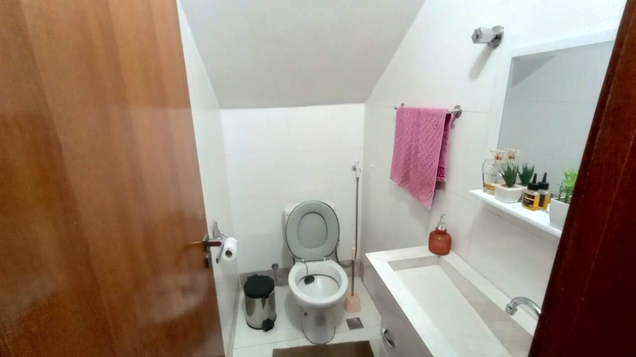Sobrado 3 quartos à venda Morrinhos 110m² Montes Claros MG: Lavabo