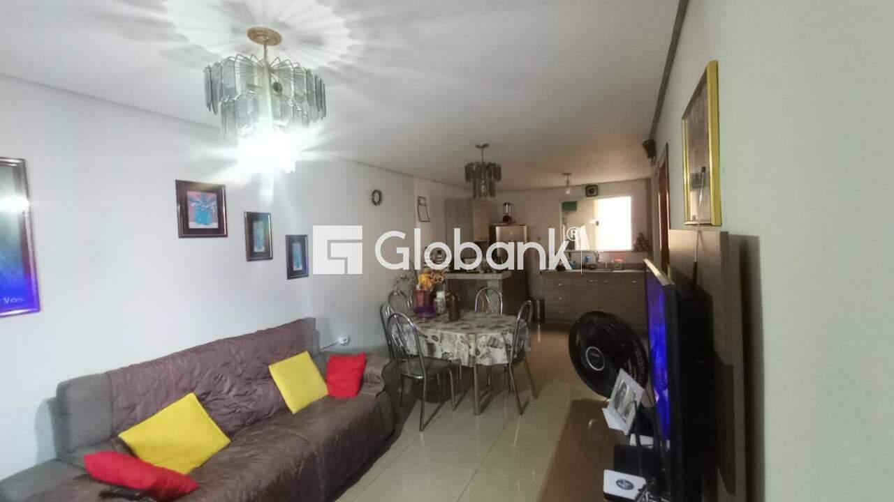 Sobrado 3 quartos à venda Morrinhos 110m² Montes Claros MG: Sala