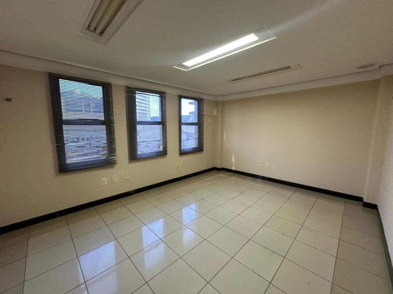 Ponto comercial para aluguel Centro 230m² Montes Claros MG: Sala