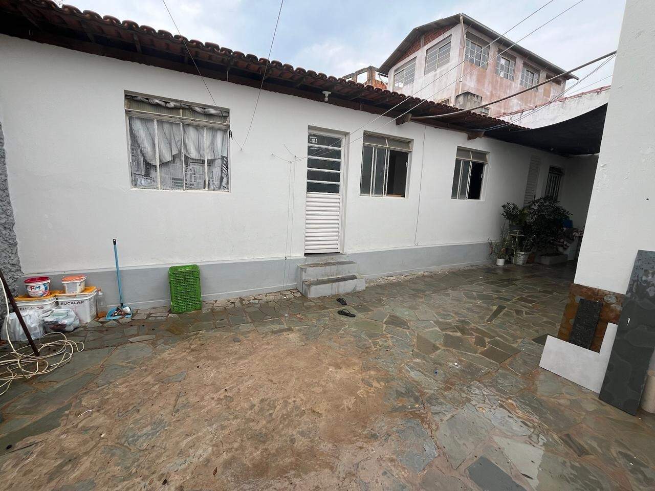Casa 3 quartos à venda Conjunto Residencial JK 100m² Montes Claros MG: BARRAC O NOS FUNDOS
