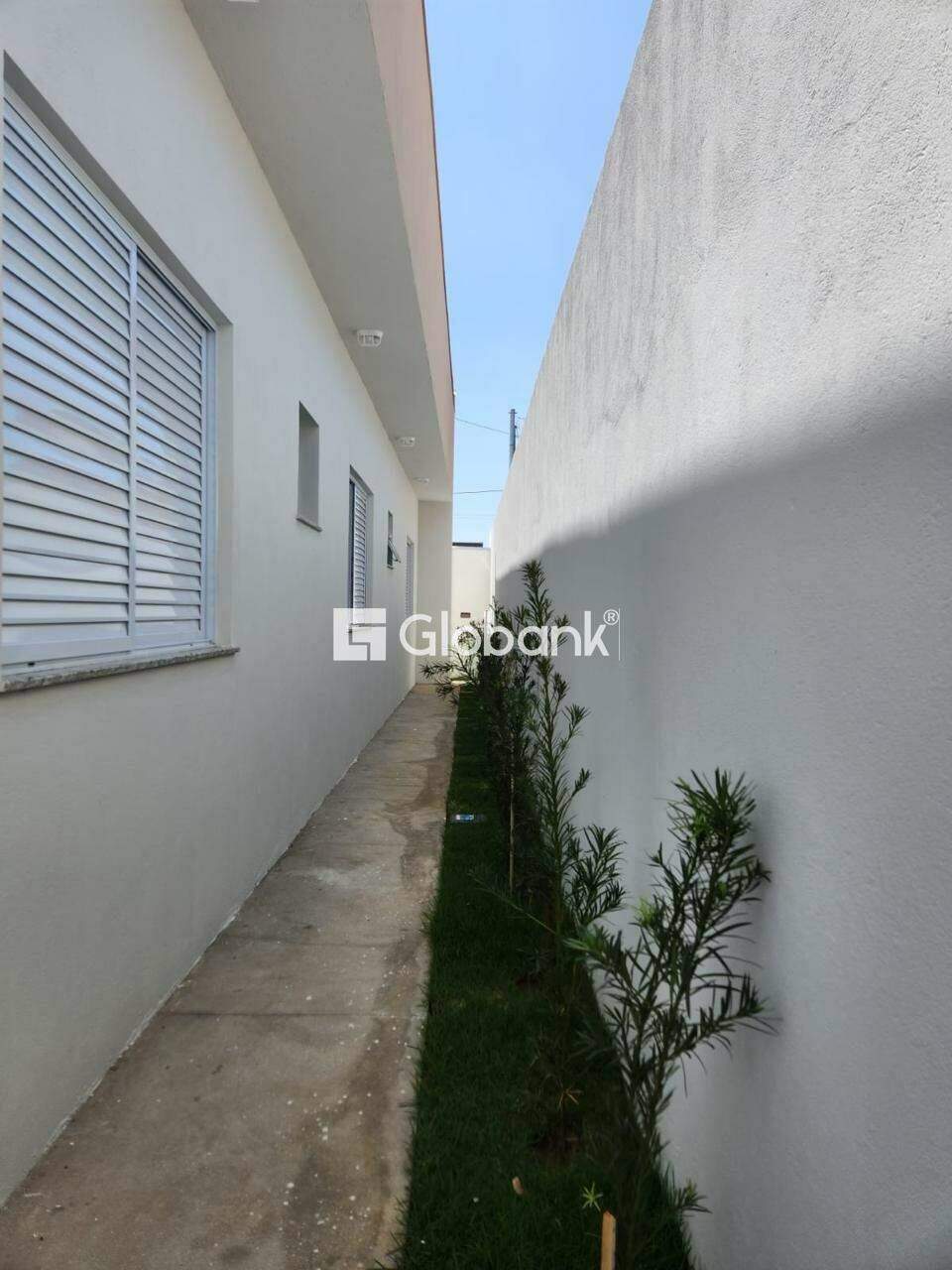 Casa 3 quartos à venda Morada do Alto 135m² Januária MG: JARDIM  PELA CASA