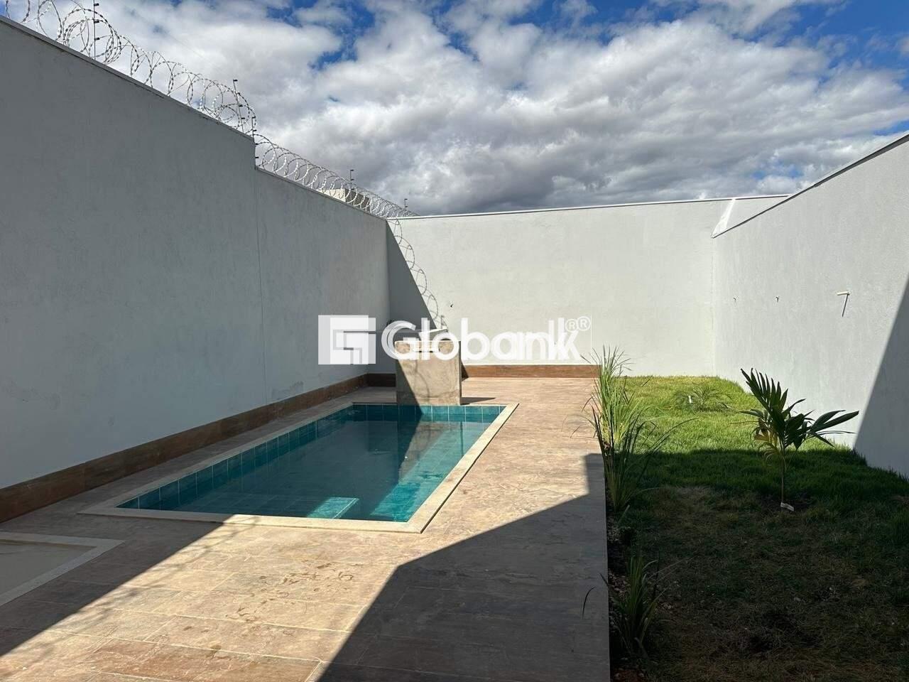 Casa 3 quartos à venda Ibituruna 220m² Montes Claros MG: rea com piscina e jardim