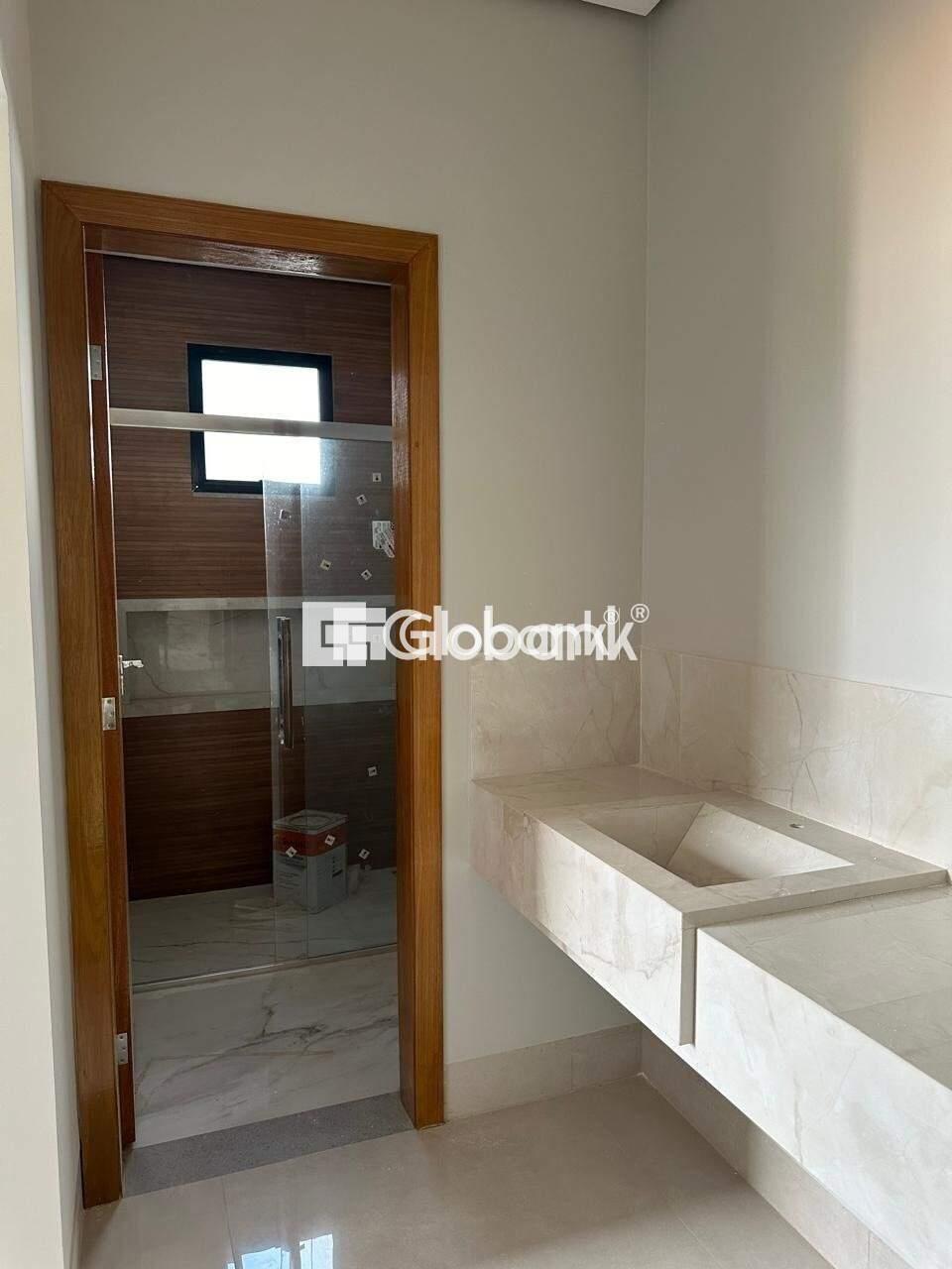 Casa 3 quartos à venda Ibituruna 220m² Montes Claros MG: Banho