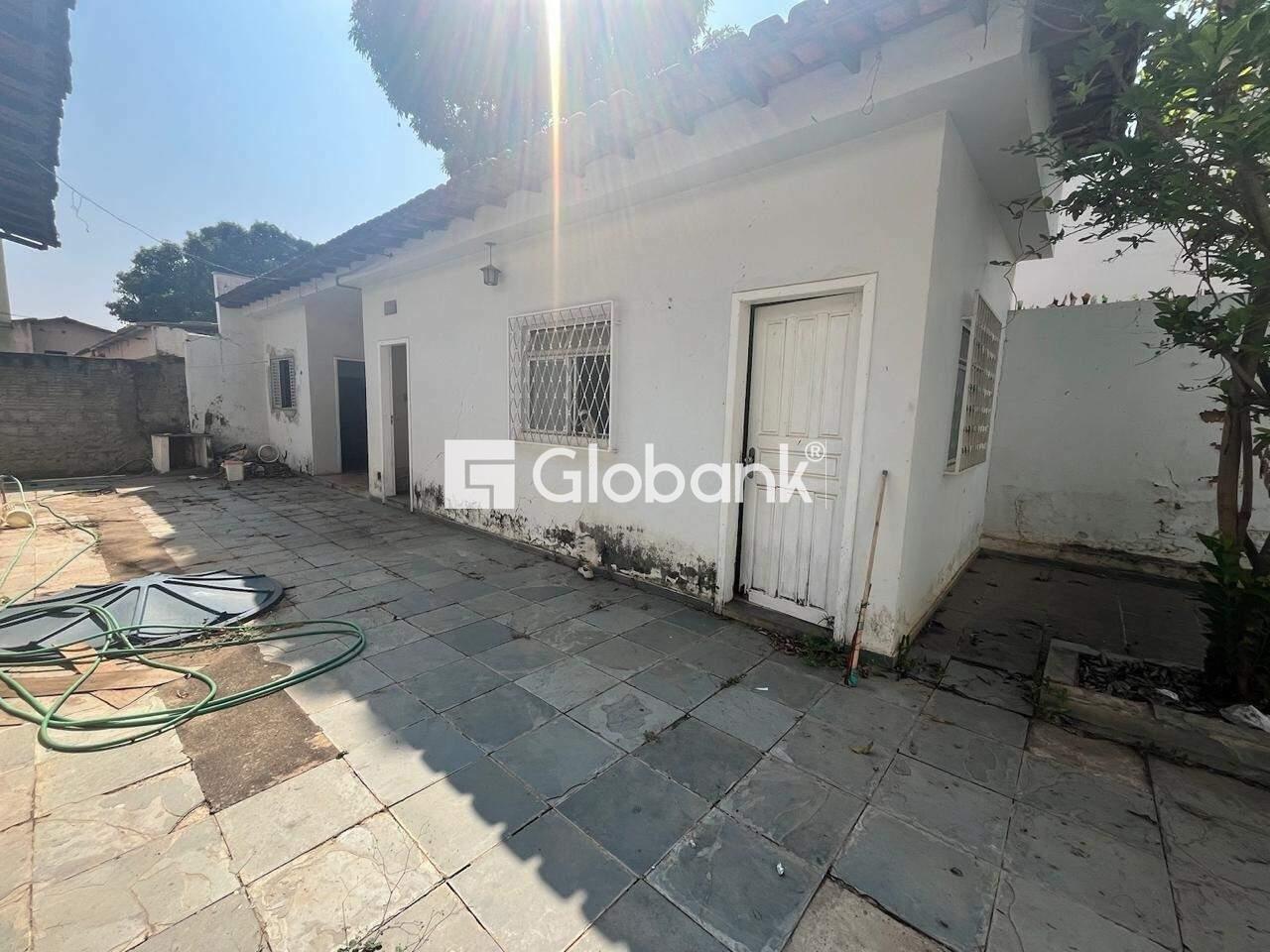 Casa 6 quartos à venda Vila Guilhermina 0m² Montes Claros MG: BARRAC O NOS FUNDOS