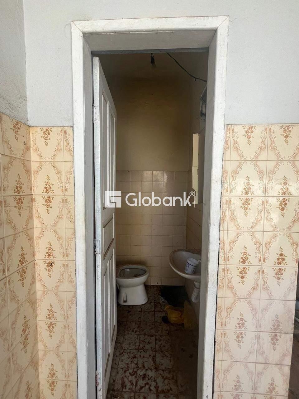 Casa 6 quartos à venda Vila Guilhermina 0m² Montes Claros MG: CASA: T RREO:BANHEIRO EXTERNO