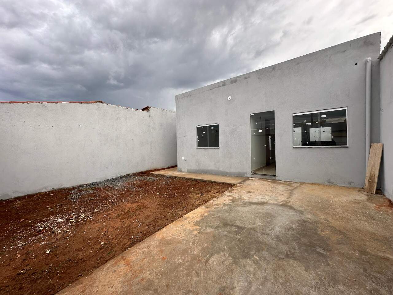 Casa 3 quartos para aluguel Independência 98m² Montes Claros MG: Quintal