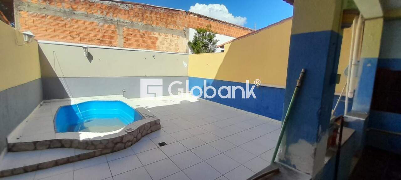 Sobrado 3 quartos à venda Vila Sumaré 0m² Montes Claros MG: Quintal com piscina