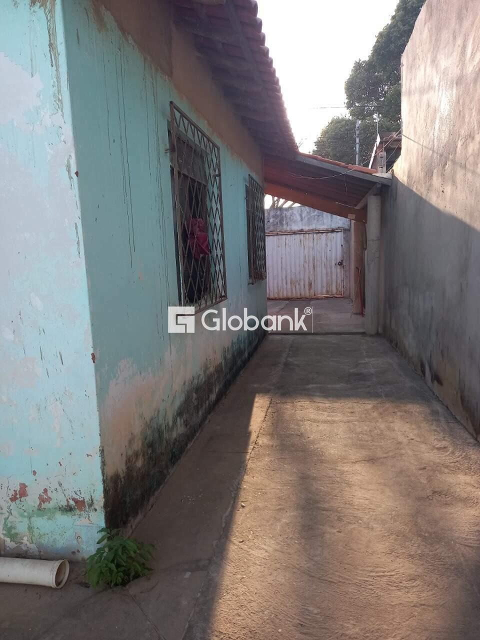 Casa 2 quartos à venda Morada do Parque 53,3m² Montes Claros MG: Corredor lateral