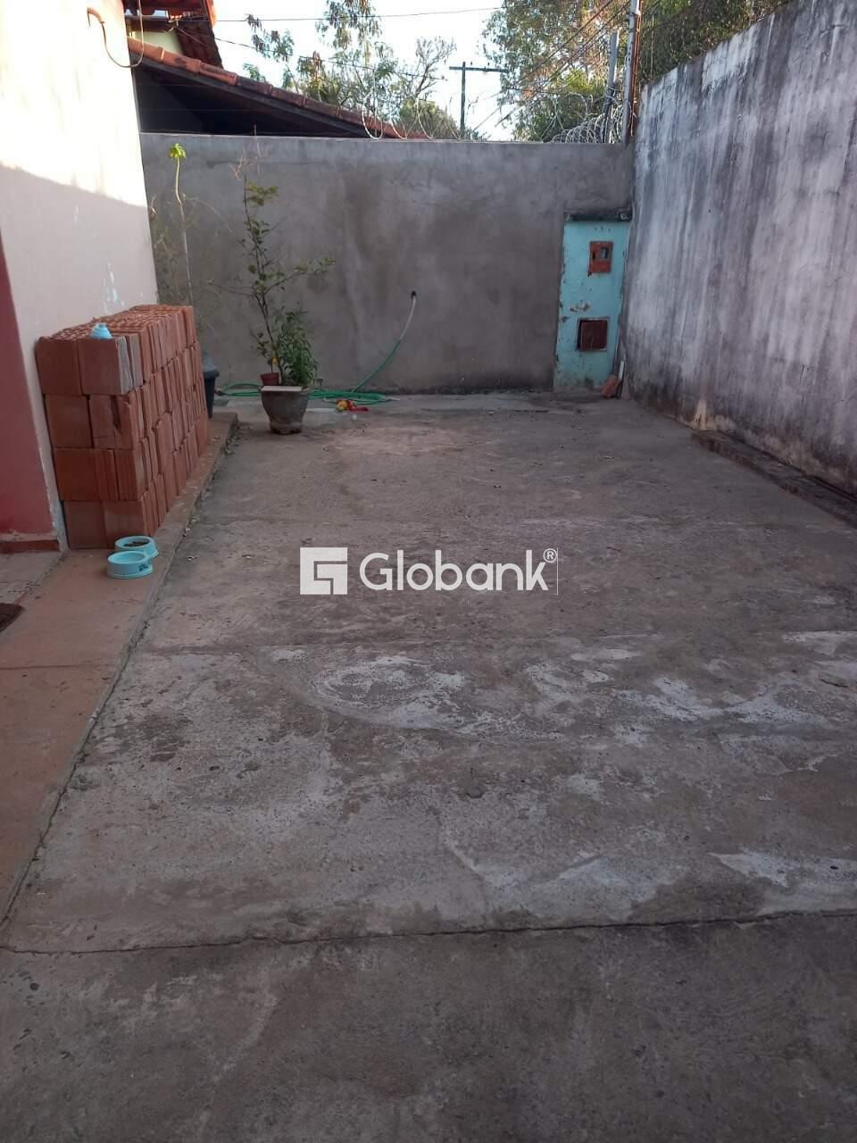 Casa 2 quartos à venda Morada do Parque 53,3m² Montes Claros MG: Parte do quintal