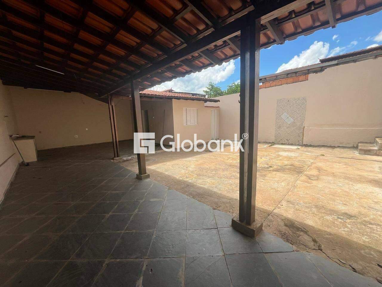 Casa 3 quartos à venda Morada da Serra 180m² Montes Claros MG: QUINTAL NOS FUNDOS