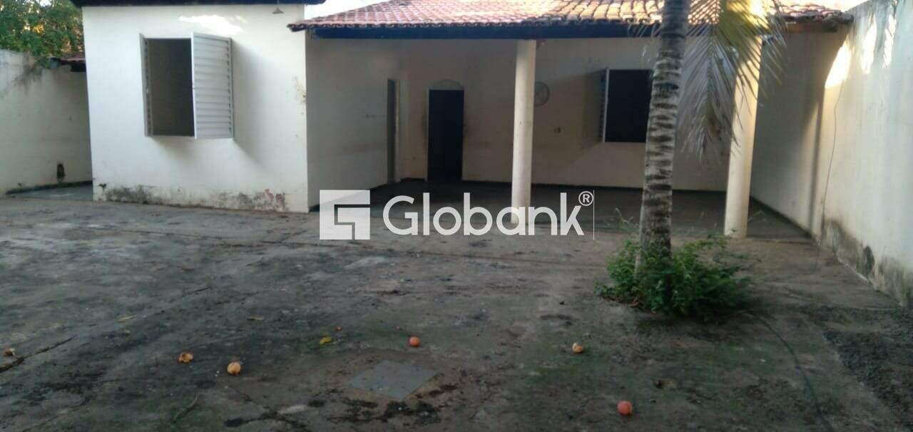 Casa 2 quartos à venda Alto São João 0m² Montes Claros MG: Frente com vaga para uns 10 carros