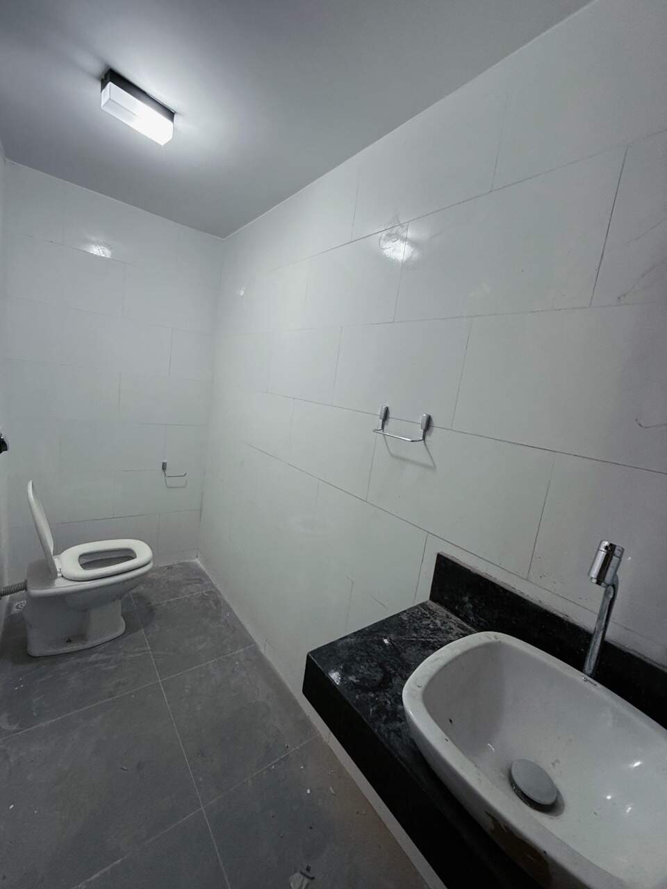 Galpão para aluguel Prolongamento Todos os Santos 390m² Montes Claros MG: Banheiro social