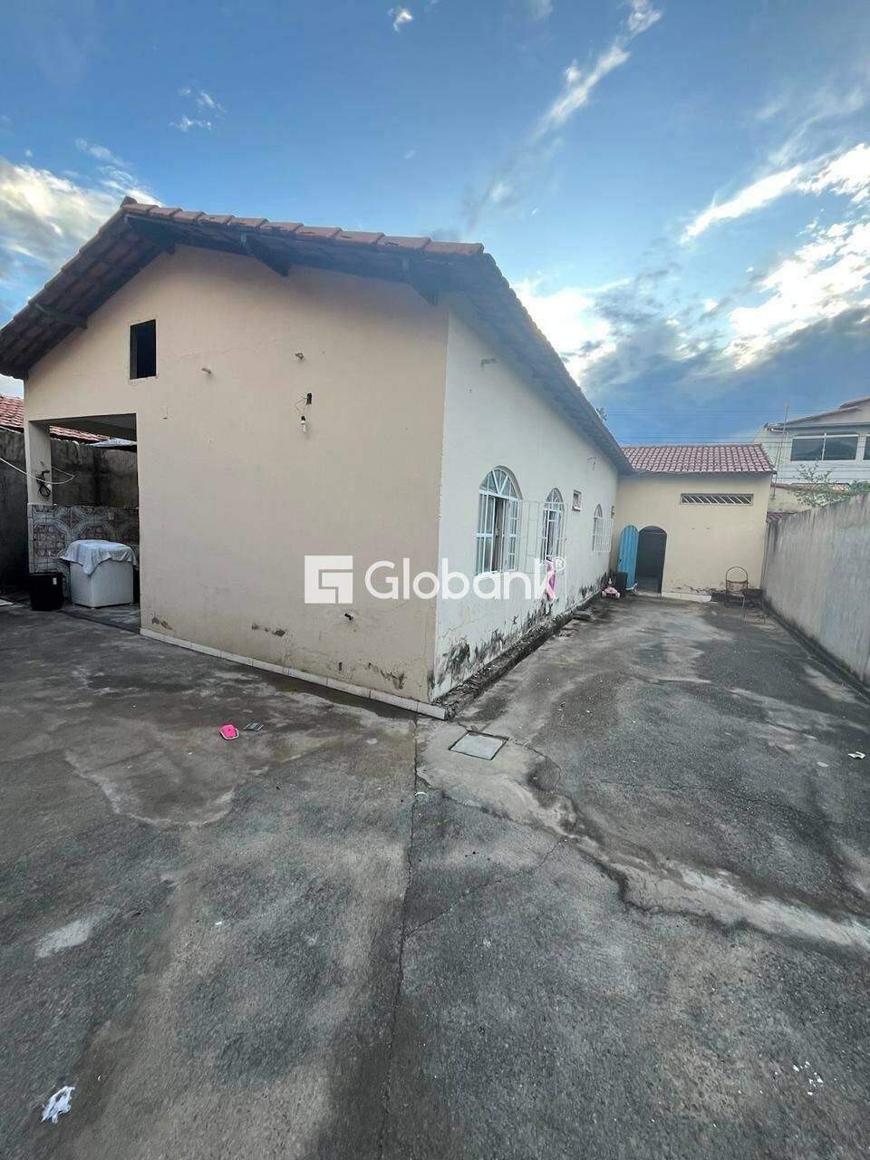 Casa 4 quartos à venda Nossa Senhora de Fátima 200m² Montes Claros MG: QUINTAL BEM AMPLO
