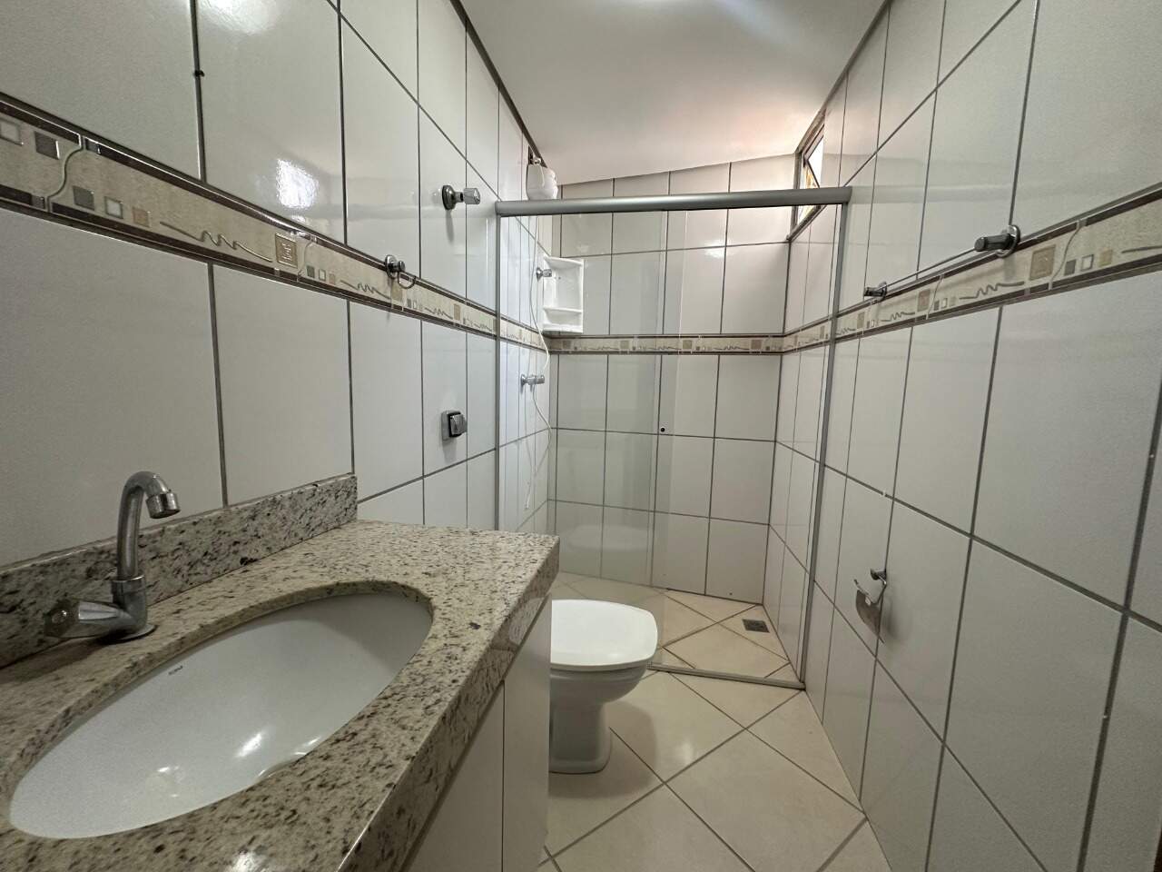 Cobertura 4 quartos para aluguel Augusta Mota 115m² Montes Claros MG: Banheiro social