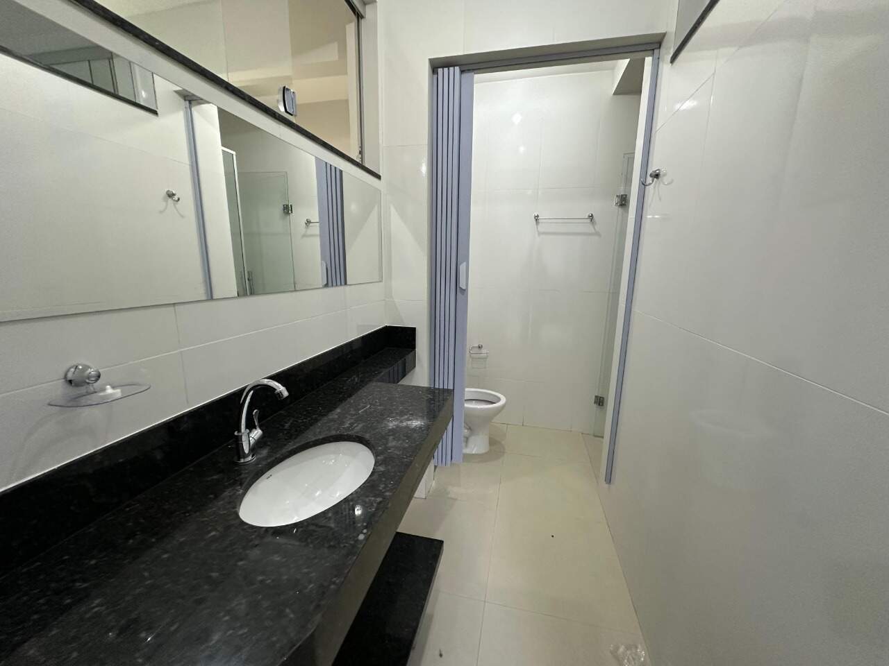 Kitnet 1 quarto para aluguel Vila Guilhermina 50m² Montes Claros MG: Banheiro social