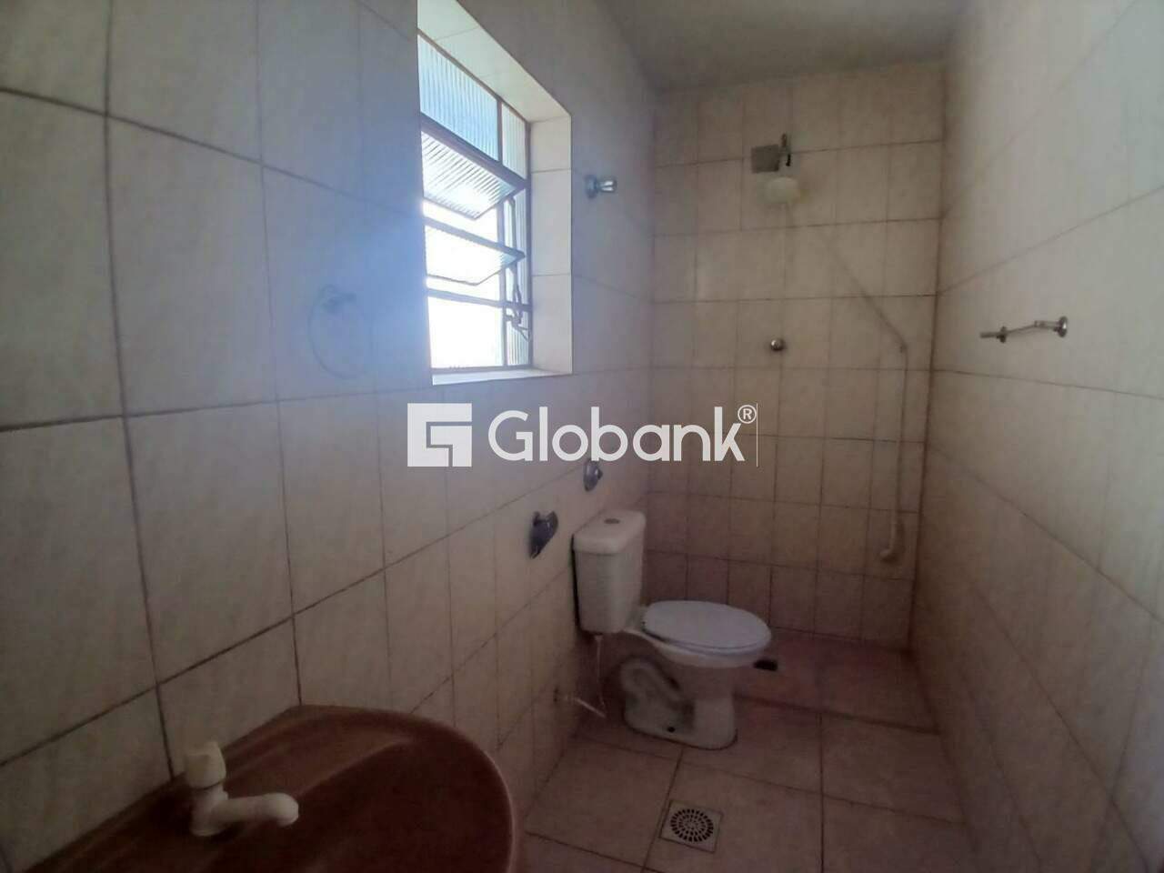 Kitnet 1 quarto para aluguel Centro 40m² Montes Claros MG: Banheiro social