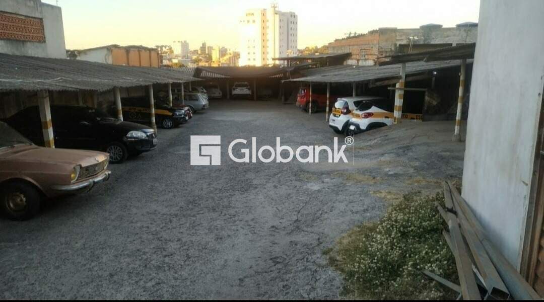 Casa 5 quartos à venda Centro 225m² Montes Claros MG: Garagem