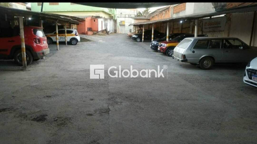 Casa 5 quartos à venda Centro 225m² Montes Claros MG: Garagem vista de outro ngulo