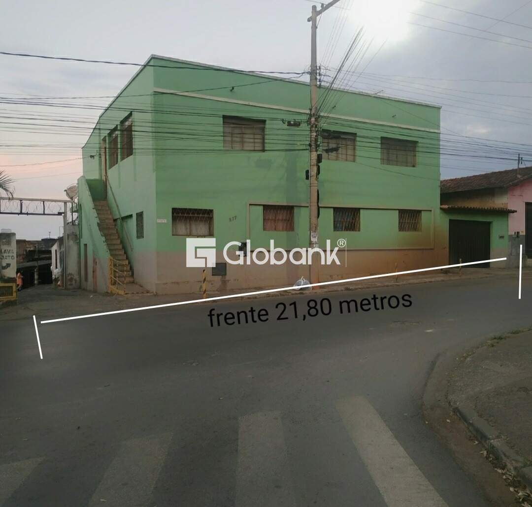 Casa 5 quartos à venda Centro 225m² Montes Claros MG: Frente de rea construida