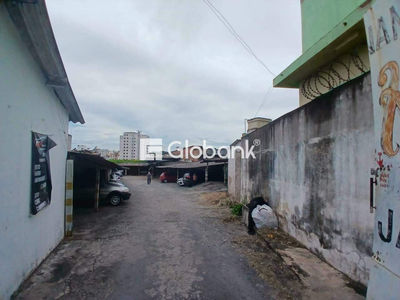 Casa 5 quartos à venda Centro 225m² Montes Claros MG: Garagem