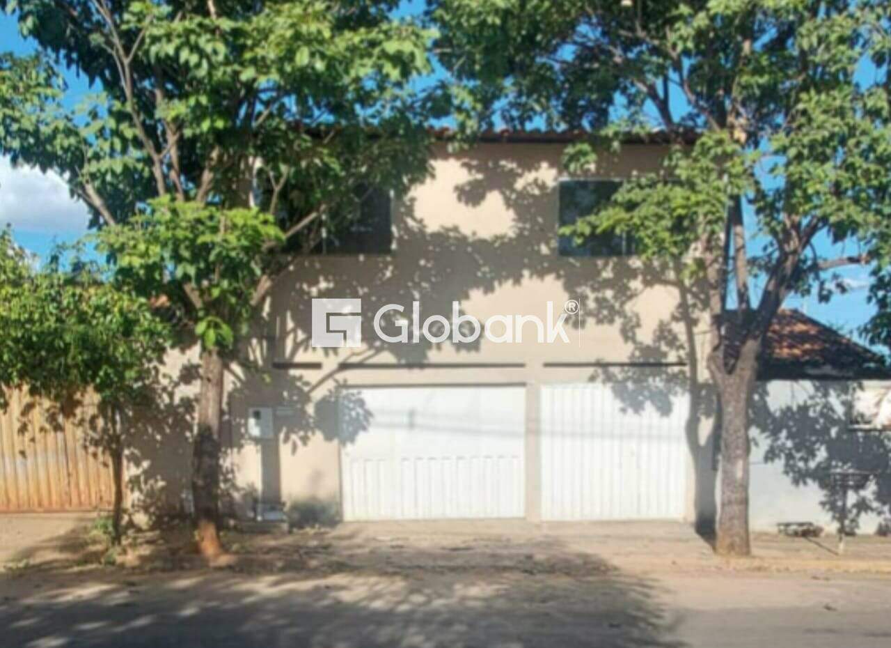 Casa 5 quartos para aluguel Residencial Vitoria II 110m² Montes Claros MG: Fachada