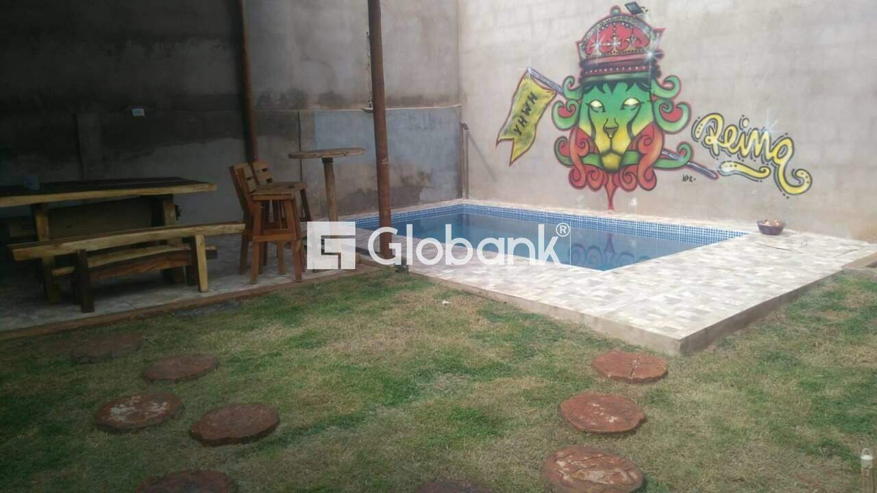 Casa 5 quartos para aluguel Residencial Vitoria II 110m² Montes Claros MG: Piscina