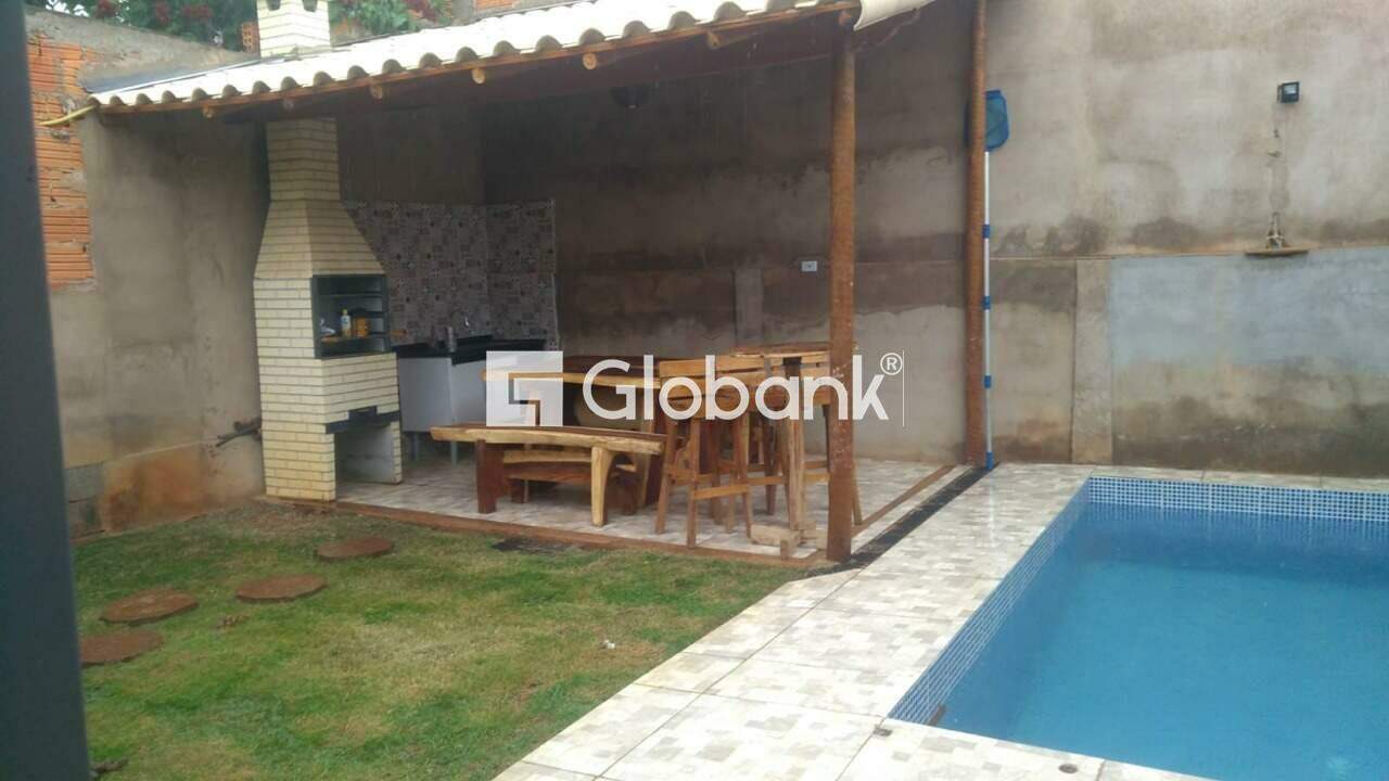 Casa 5 quartos para aluguel Residencial Vitoria II 110m² Montes Claros MG: Piscina