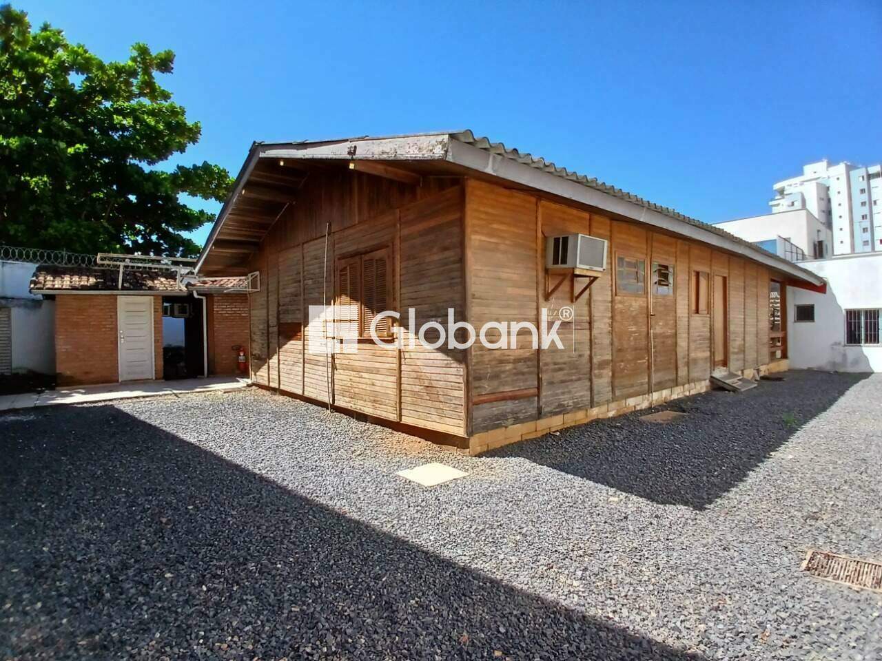 Prédio para aluguel Centro 634m² Montes Claros MG: rea externa fundos