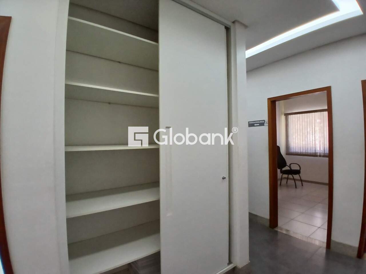 Prédio para aluguel Centro 634m² Montes Claros MG: Arm rio pr dio 2 corredor