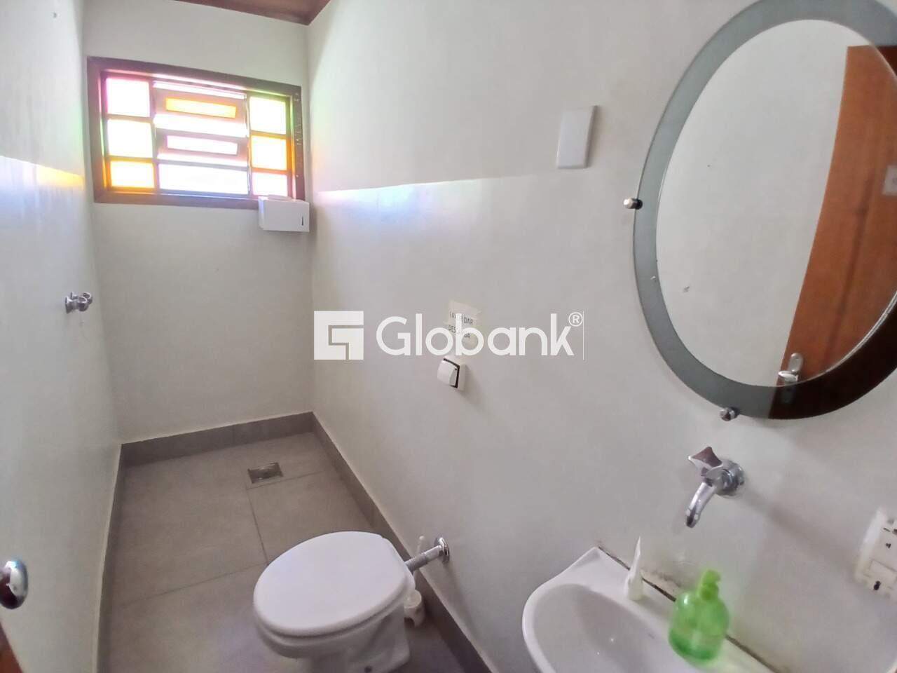 Prédio para aluguel Centro 634m² Montes Claros MG: Banheiro 1