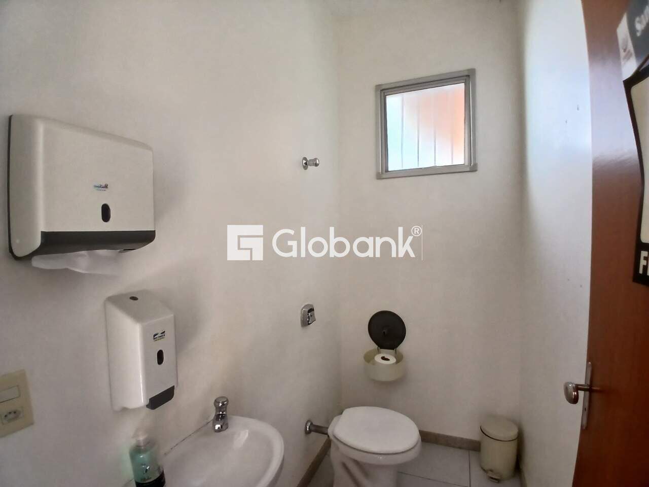 Prédio para aluguel Centro 634m² Montes Claros MG: Banheiro 4