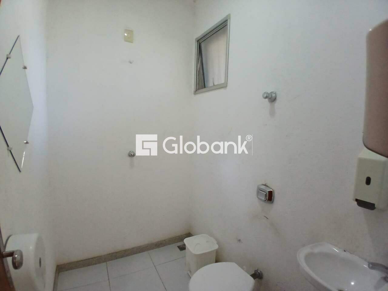 Prédio para aluguel Centro 634m² Montes Claros MG: Banheiro feminino