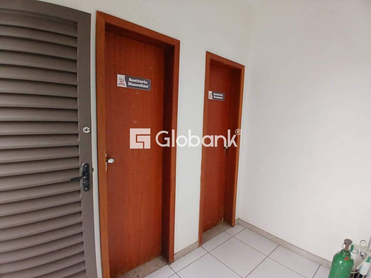 Prédio para aluguel Centro 634m² Montes Claros MG: Banheiros  rea de servi os