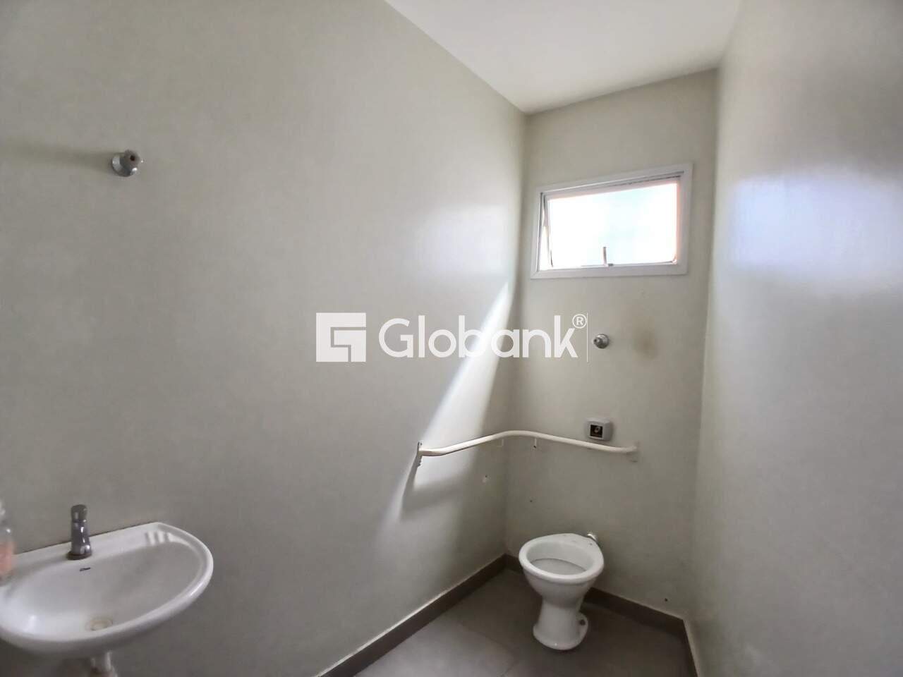 Prédio para aluguel Centro 634m² Montes Claros MG: Banheiros fem mas
