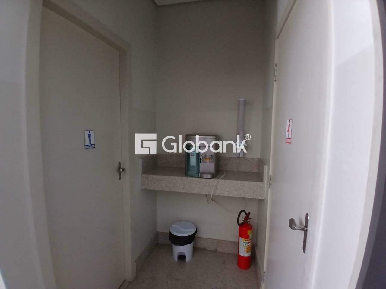 Prédio para aluguel Centro 634m² Montes Claros MG: Banheiros