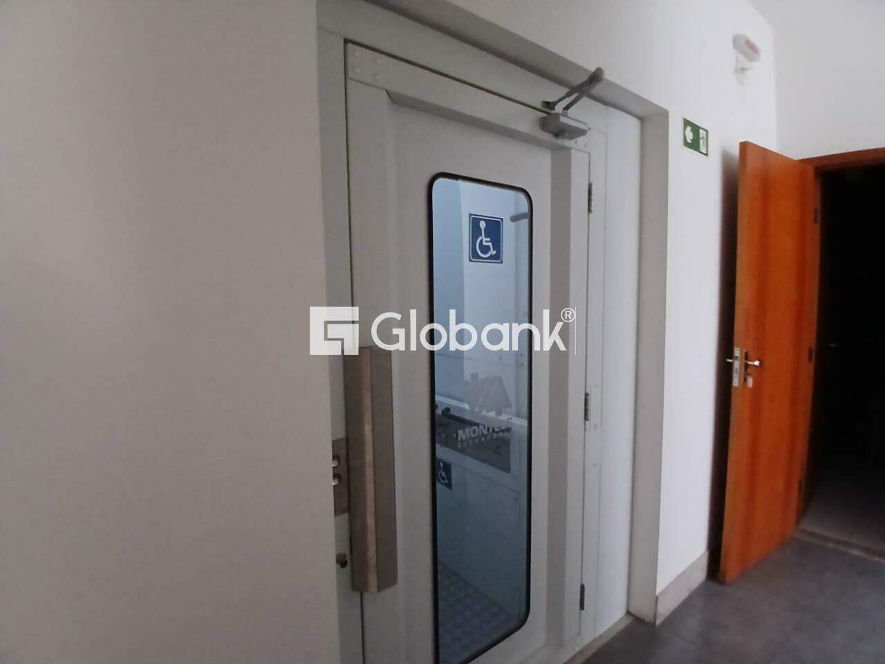 Prédio para aluguel Centro 634m² Montes Claros MG: Elevador