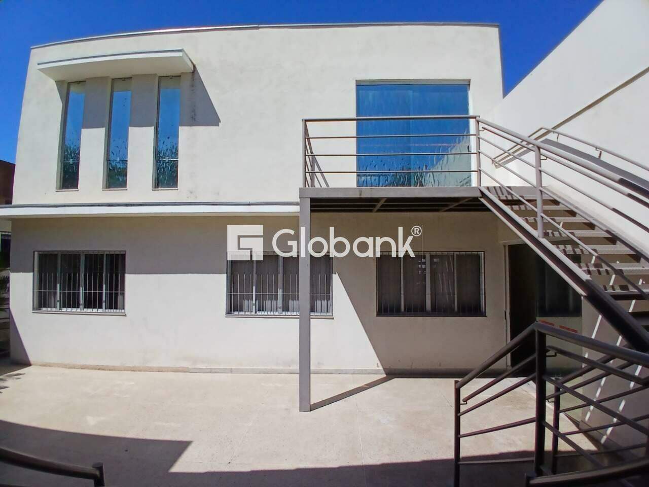 Prédio para aluguel Centro 634m² Montes Claros MG: Escada