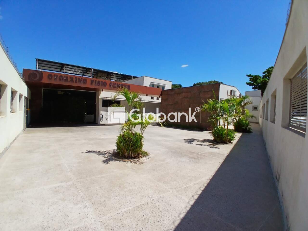 Prédio para aluguel Centro 634m² Montes Claros MG: Estacionamento