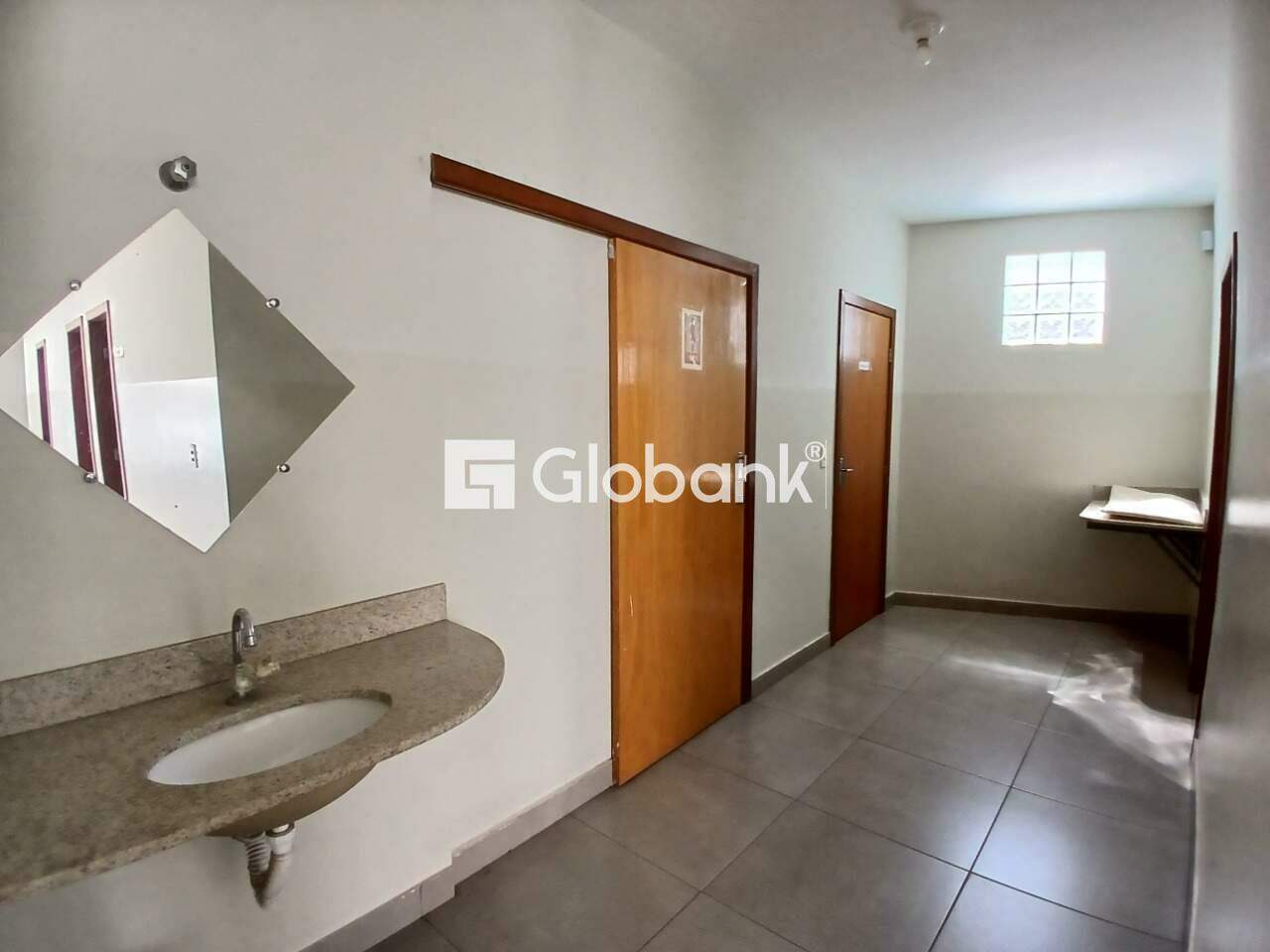 Prédio para aluguel Centro 634m² Montes Claros MG: Lavabo pr dio 2