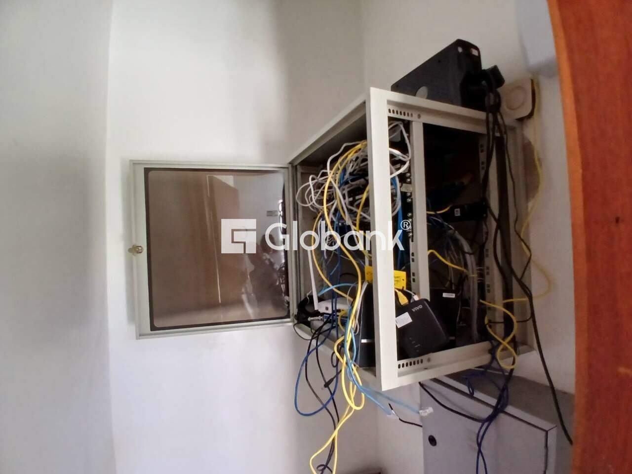 Prédio para aluguel Centro 634m² Montes Claros MG: Sala de controle