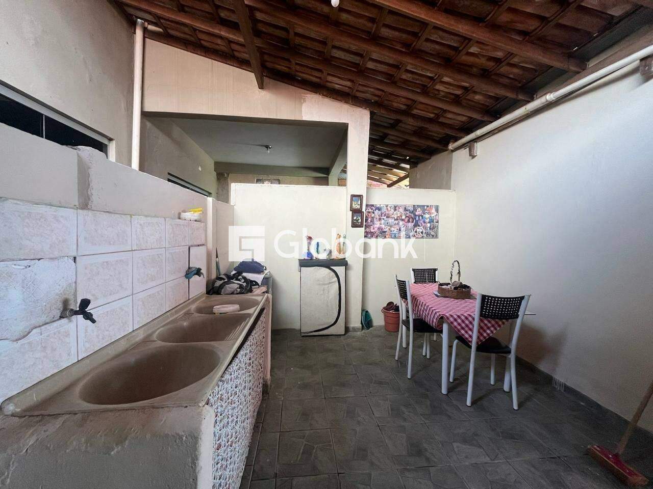 Casa 5 quartos à venda Alto São João 200m² Montes Claros MG: rea de servi o