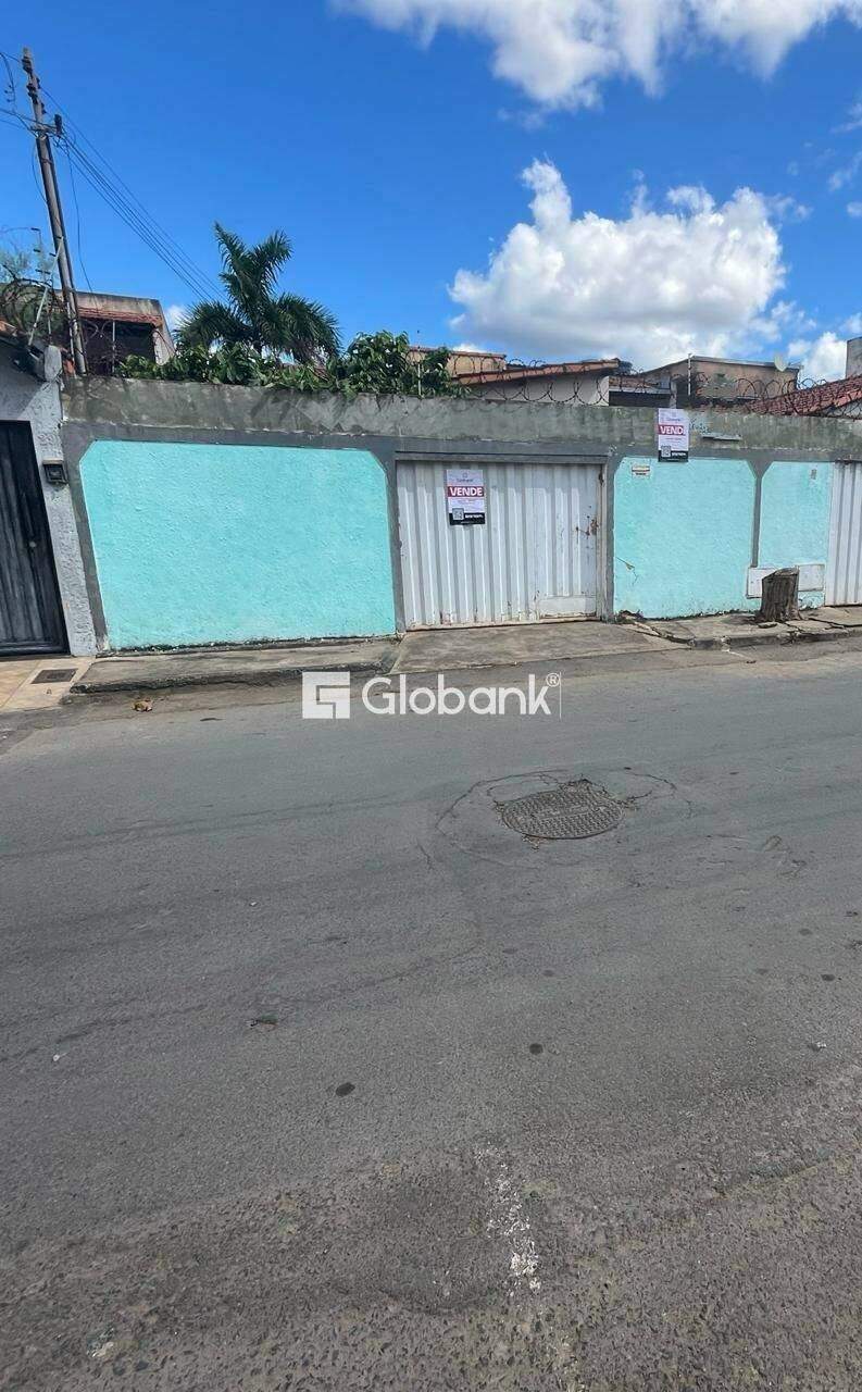 Casa 5 quartos à venda Alto São João 200m² Montes Claros MG: Fachada da casa