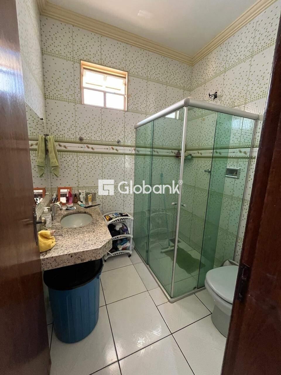 Casa 4 quartos à venda Barcelona Park 200m² Montes Claros MG: BANHEIRO SOCIAL SEGUNDO PISO