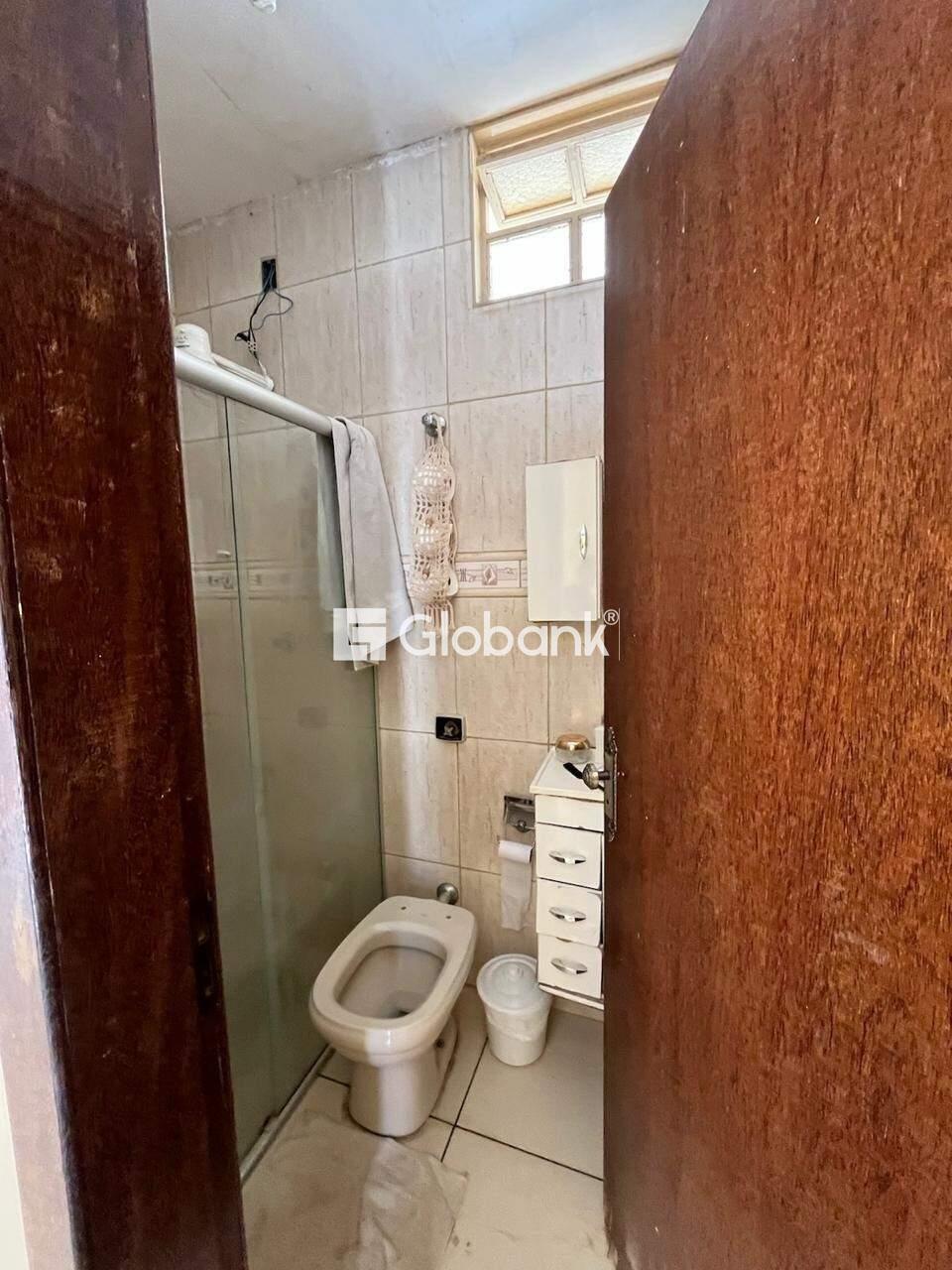 Casa 4 quartos à venda Barcelona Park 200m² Montes Claros MG: BANHEIRO SOCIAL T RREO