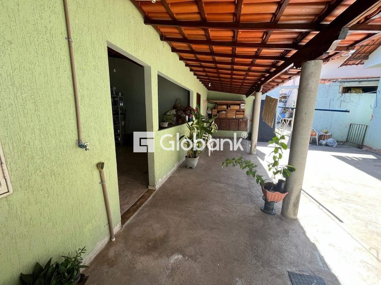 Casa 3 quartos à venda Vila Brasília 0m² Montes Claros MG: ED CULA NOS FUNDOS