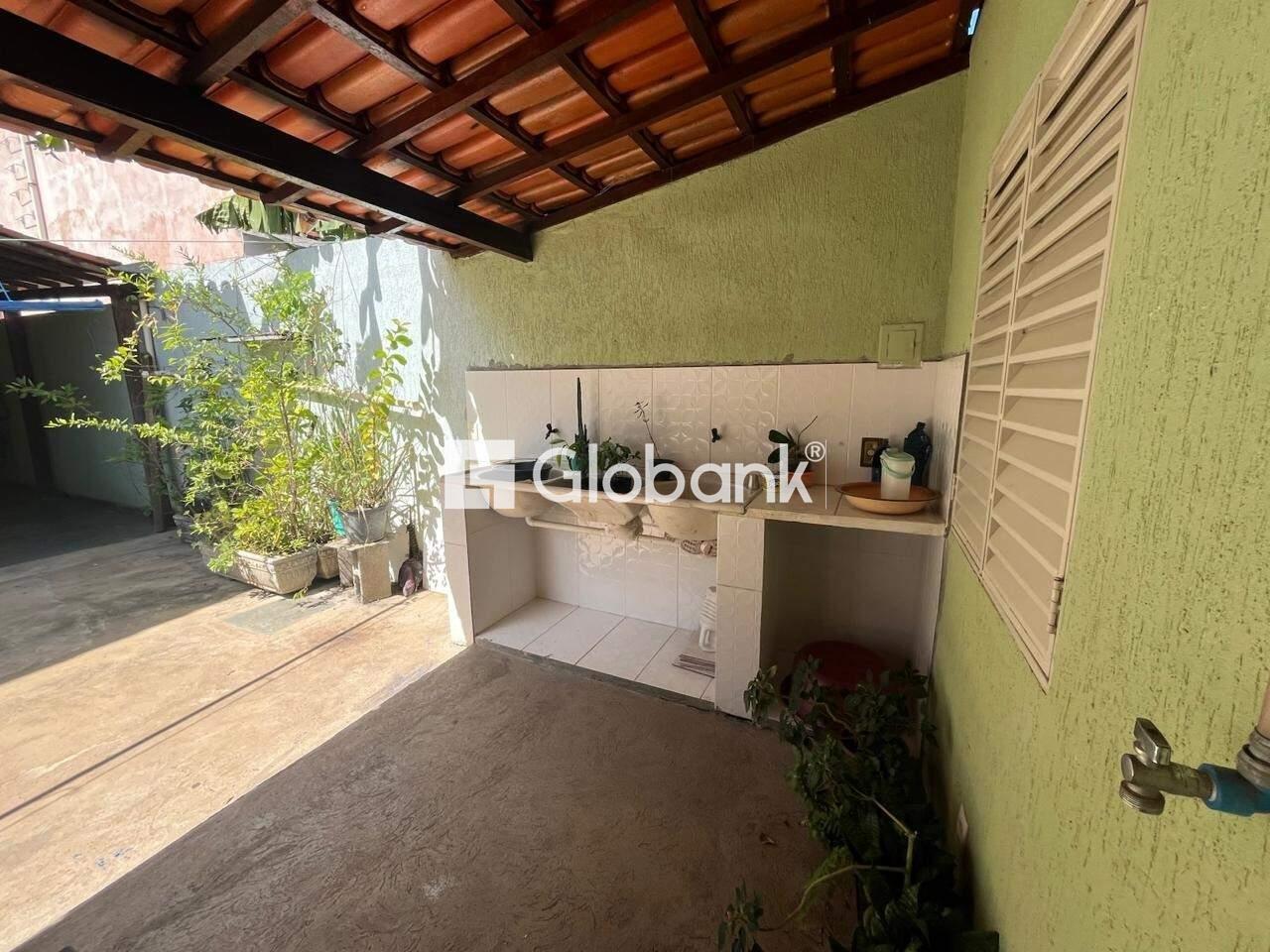 Casa 3 quartos à venda Vila Brasília 0m² Montes Claros MG: REA DE SERVI O