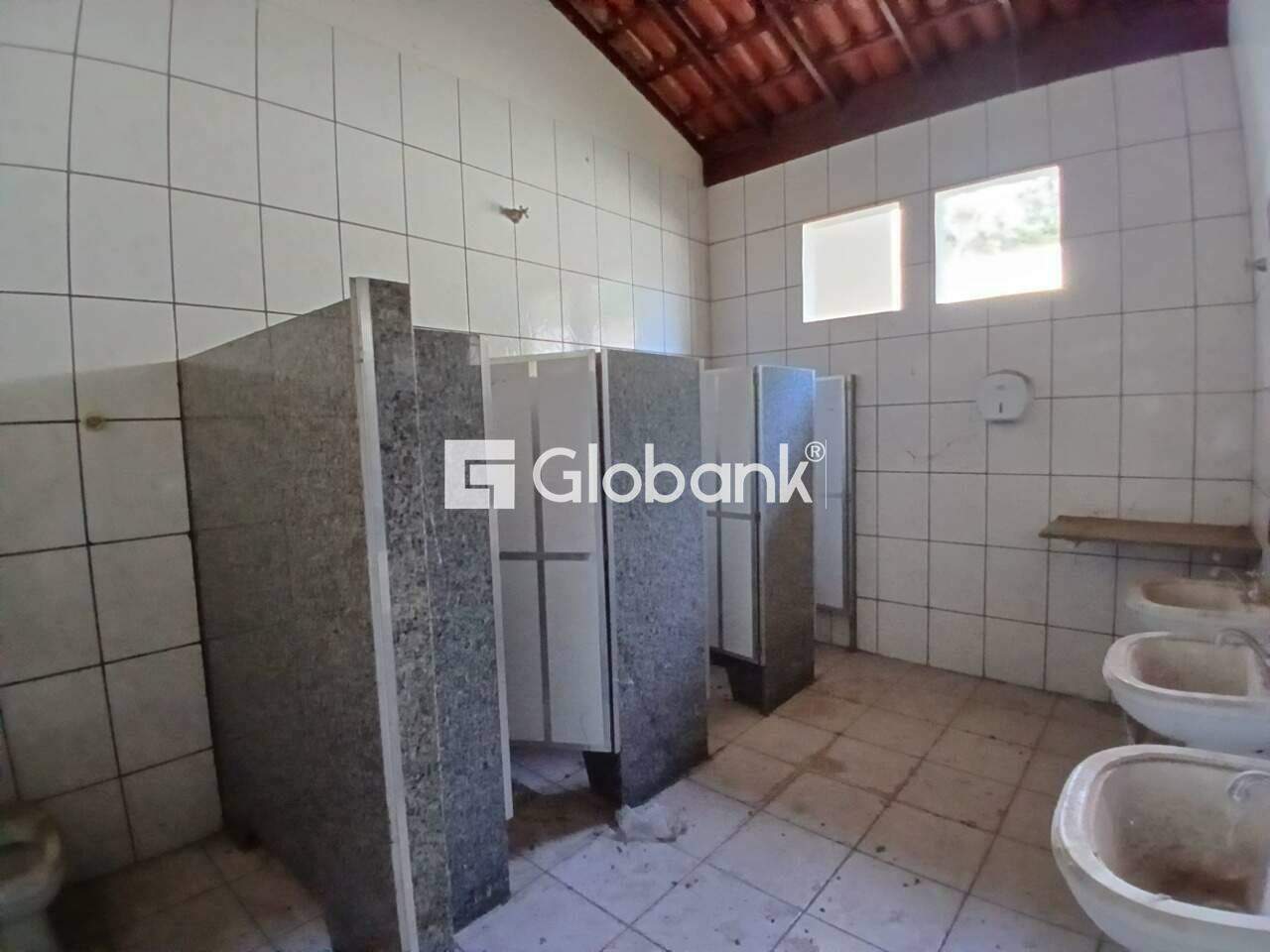 Casa comercial para aluguel Alice Maia 350m² Montes Claros MG: Banheiro feminino